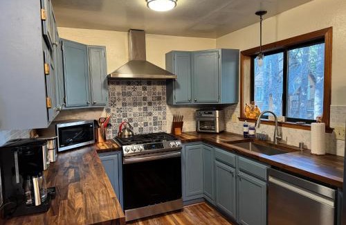 Truckee House | Fully updated Truckee cabin with plenty of beds