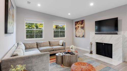 Sherman Oaks House | Fulton Buyout by AvantStay Sherman Oaks Estate View