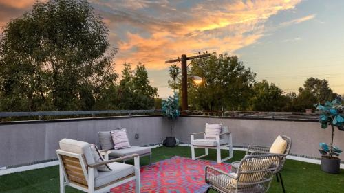 Sherman Oaks House | Fulton Buyout by AvantStay Sherman Oaks Estate View