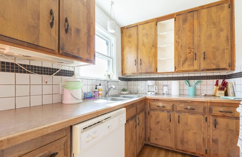Alki House | Fun Alki Yellow 2BR Bungalow Home, near the beach