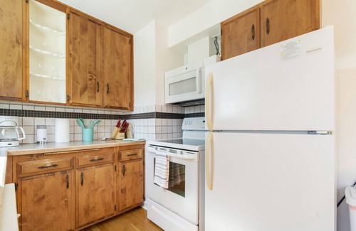 Alki House | Fun Alki Yellow 2BR Bungalow Home, near the beach