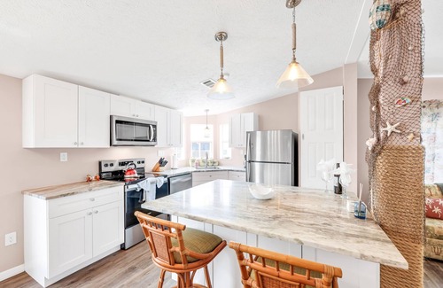 Biggar House | Fun Beach House-Less than 5 miles to the beach!