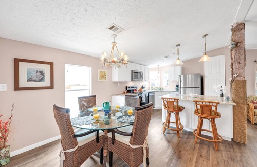 Biggar House | Fun Beach House-Less than 5 miles to the beach!