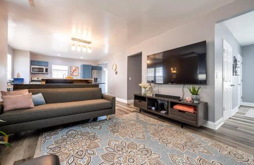Near Eastside House | Fun for Everyone w Hot Tub BBQ Patio