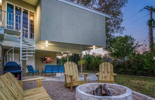 Jefferson House | Fun, Games, Music & Grilling Near Downtown & Woodlawn Lake!