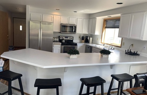Sunland Estates House | Fun in the Sun! Columbia River, wineries, Gorge concerts - sleeps up to 8