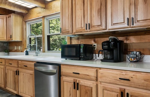 Laurelville Cabin | Fun Luxury Lodge Sleeping 25: Hot Tub, 16 Acres