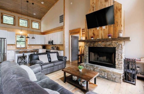 Ellijay Cabin | Fun on the River-Modern home near orchards & wineries