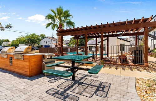 South Lamar Apartment | Fun Sola 1BR King Suite Close to DT w Pool
