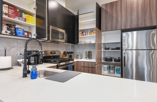 East Orange Hotel | Funky ! 2BR Lux ! Free parking! 30 min to NYC