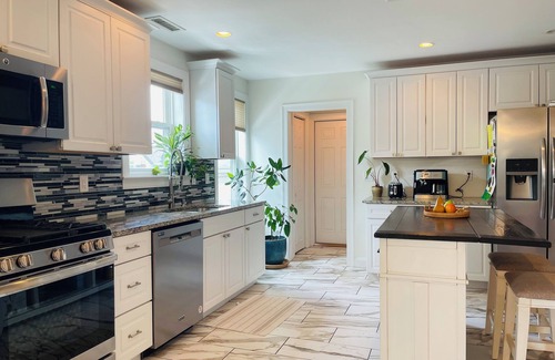 Arlington House | Funky and cozy home ! A little bit of everything for everyone.