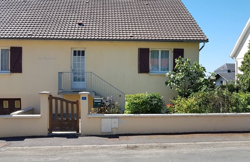 Bagnoles-de-l'Orne Apartment | Furnished apartment in comfortable single-family house with mature garden