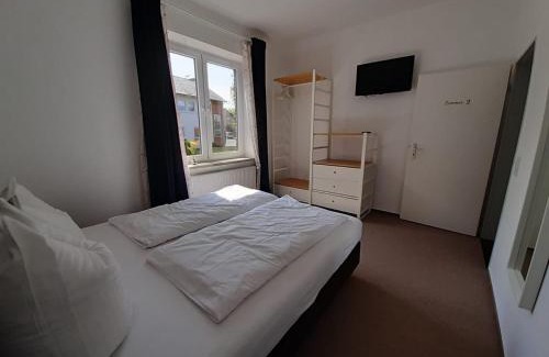 Schleswig Apartment | Gästehaus bed & kitchen