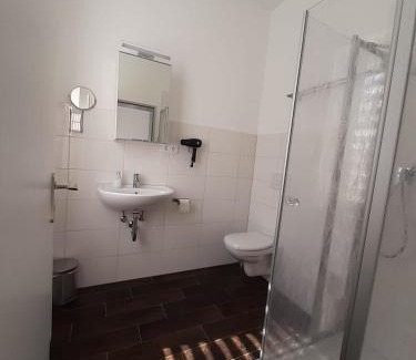 Schleswig Apartment | Gästehaus bed & kitchen