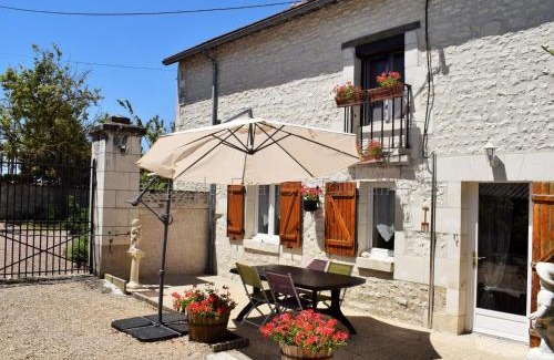 La Tour-Saint-Gelin House | Gîte charmant avec cour close et équipement bébé à La Tour-Saint-Gelin - FR-1-381-24