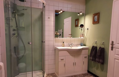 Pierrerue Ski Chalet | Gîte Florence Proche St Chinian. Piscine Privée et Jardin Rivière. Parking