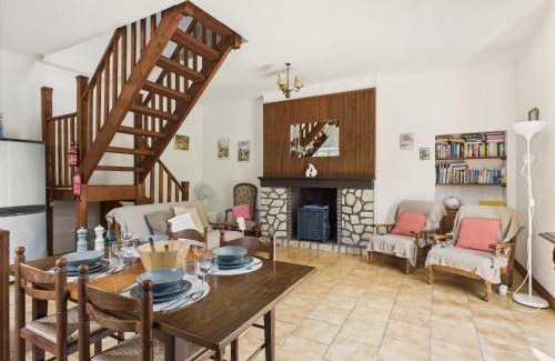 Montignac House | Gîte mitoyen pour 4 avec piscine commune