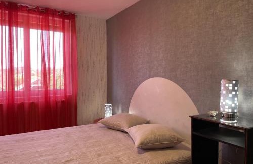 Pierrefitte-sur-Loire House | Gîte rénové à Pierrefitte-sur-Loire, vue sur campagne, proche parc Le Pal - FR-1-489-334