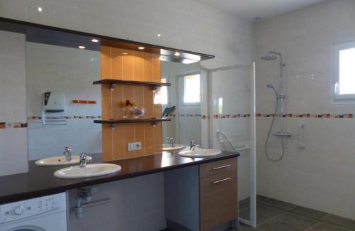 Isle-et-Bardais House | Gîte rural avec piscine partagée, vue forêt, proche étang Tronçais - FR-1-489-139