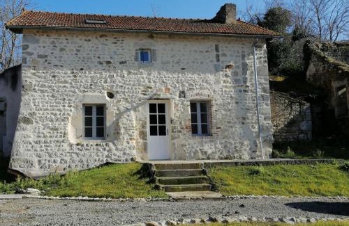 Charroux House | Gîte Salamandre : Confort, Authentique, Nature Proche Vichy - FR-1-489-572