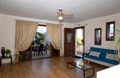 Eleios-Pronnoi Apartment | G and A House