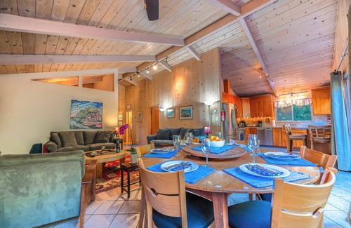Sebastopol House | G's RiverView~Easygoing Cabin Getaway w/River views Near Golf WiFi/Open Space