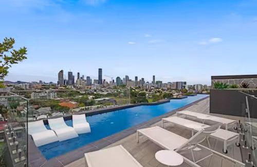 East Brisbane Apartment | Gabba Oasis:Luxury 3BRM Apt Pool