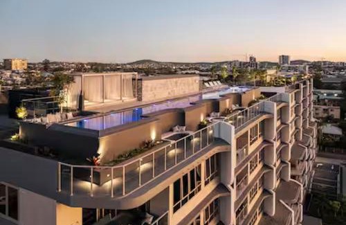 East Brisbane Apartment | Gabba Oasis:Luxury 3BRM Apt Pool