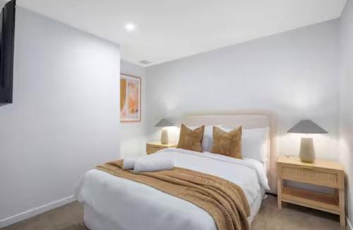 East Brisbane Apartment | Gabba Oasis:Luxury 3BRM Apt Pool