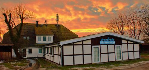 Ostseebad Ahrenshoop House | Gaestehaus Strandhalle