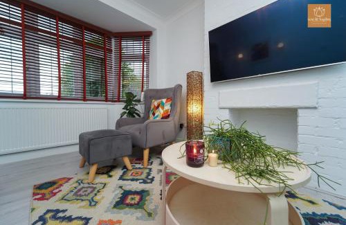 Hersham House | Gaia Cottages 3BR Home with Parking,WIFI,Garden,EV & Desk