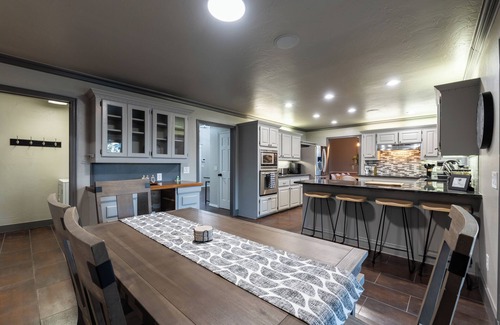 Oklahoma City Villa | GAILLARDIA COUNTRY CLUB⛳THREE KING BEDS🛏️HEATED POOL🏊HOT TUB♨️POOL TABLE🎱🏀