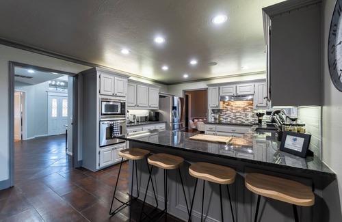 Oklahoma City Villa | GAILLARDIA COUNTRY CLUB⛳THREE KING BEDS🛏️HEATED POOL🏊HOT TUB♨️POOL TABLE🎱🏀