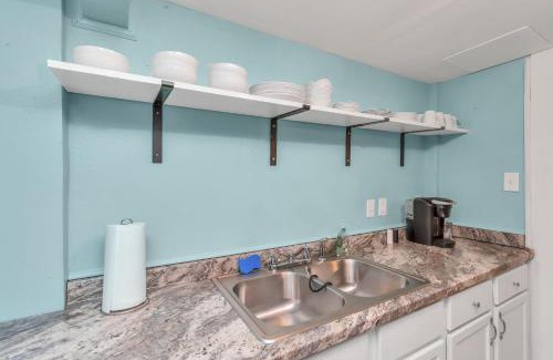 San Jacinto House | Galveston Studio - Sleeps 7 - Minutes to Beach !