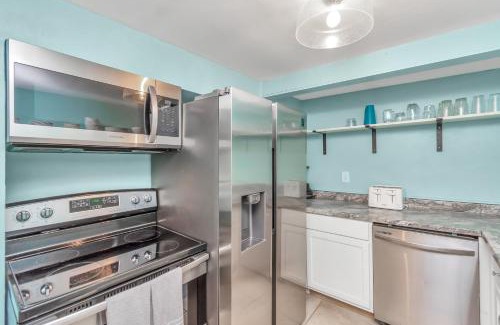 San Jacinto House | Galveston Studio - Sleeps 7 - Minutes to Beach !