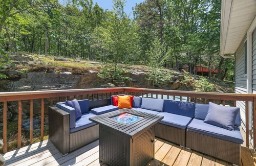 East Stroudsburg House | Game Room & Close to Winter Attractions