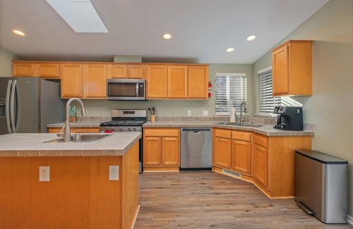 Oakhurst House | Game room, fenced yard, mountain view & al fresco dining