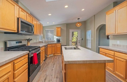 Oakhurst House | Game room, fenced yard, mountain view & al fresco dining