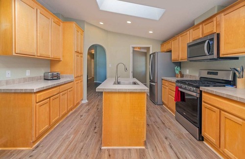 Oakhurst House | Game room, fenced yard, mountain view & al fresco dining