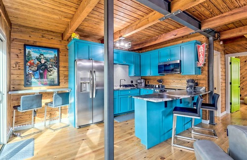 Blairsville Cabin | Gaming-themed cabin in Blairsville with arcade consoles & foosball