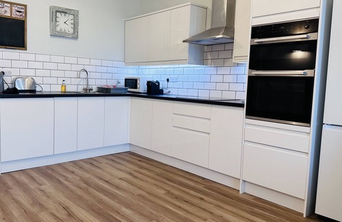 Weston-super-Mare Apartment | Garden Apartment three bedroom