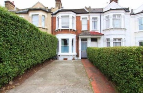 Earlsfield Apartment | Garden Apartment + Private Parking