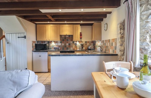 Honiton Cottage | GARDEN COTTAGE, pet friendly, with open fire in Upottery