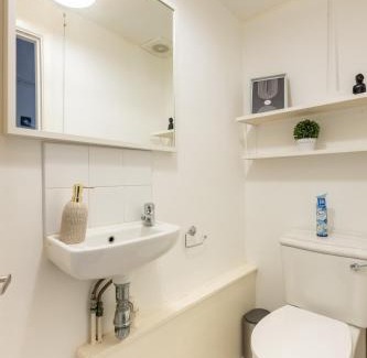 Addison Apartment | Garden Flat In the Heart of London