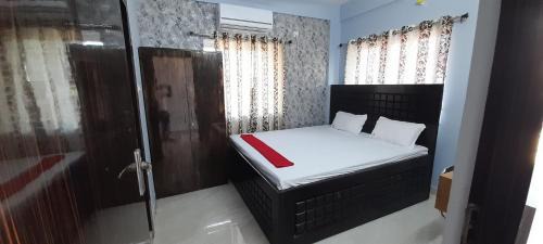 Kolkata Hotel | Garden Guest House 250m from VFS Global & Rene Tower , acropolis mall