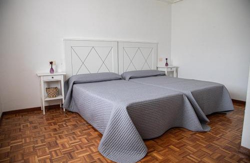 Ribadavia House | Garden Lodge Hostal Evencio