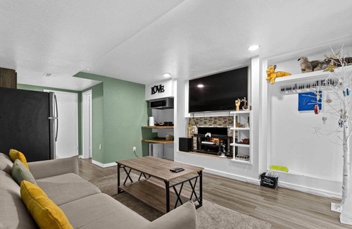 Silver Lake House | Garden Suite · 2BR Stay w/Hot Tub, Sauna & BBQ