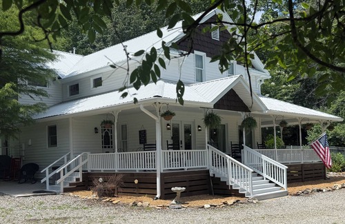 Blairsville Apartment | Garden Suite at Misty Mountain Inn