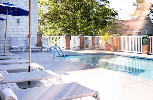 South Rehoboth Apartment | Garden-View King Room | Spacious Sitting Area