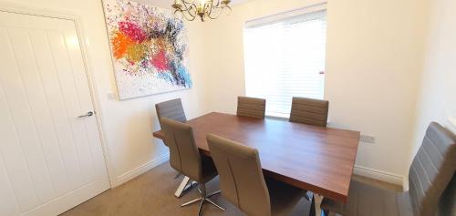 Dartford Apartment | Garland Modern 4 Bedroom House with Garden & Parking